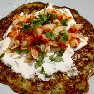 Блинчик с раковыми шейками, белым соусом и зеленью