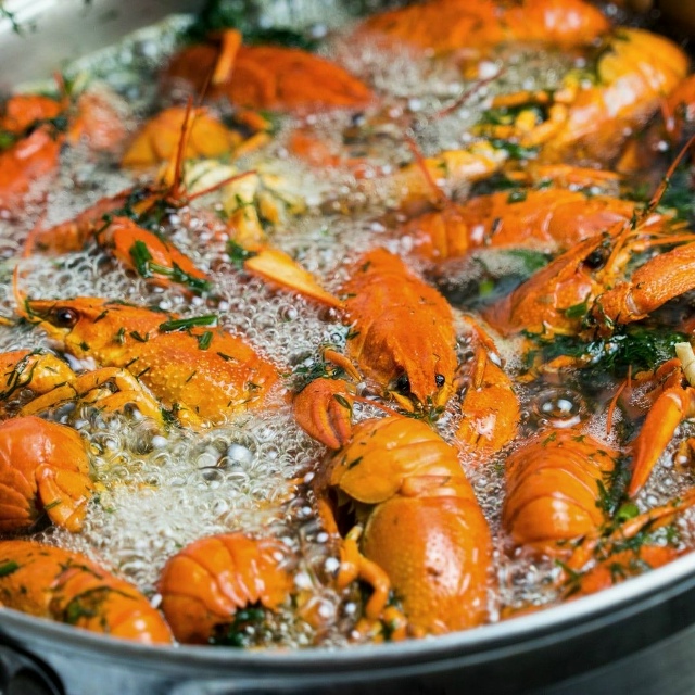 Раки в кипящем бульоне с зеленью